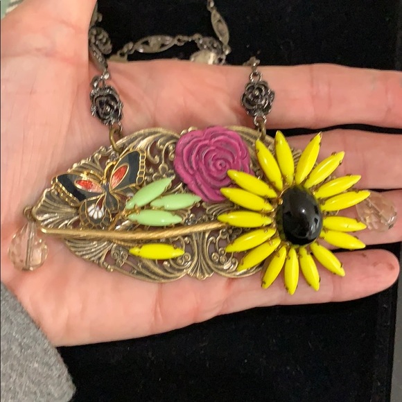 ⭐️Adorned Crown artisan assemblage yellow flower cluster statement necklace - Picture 6 of 8